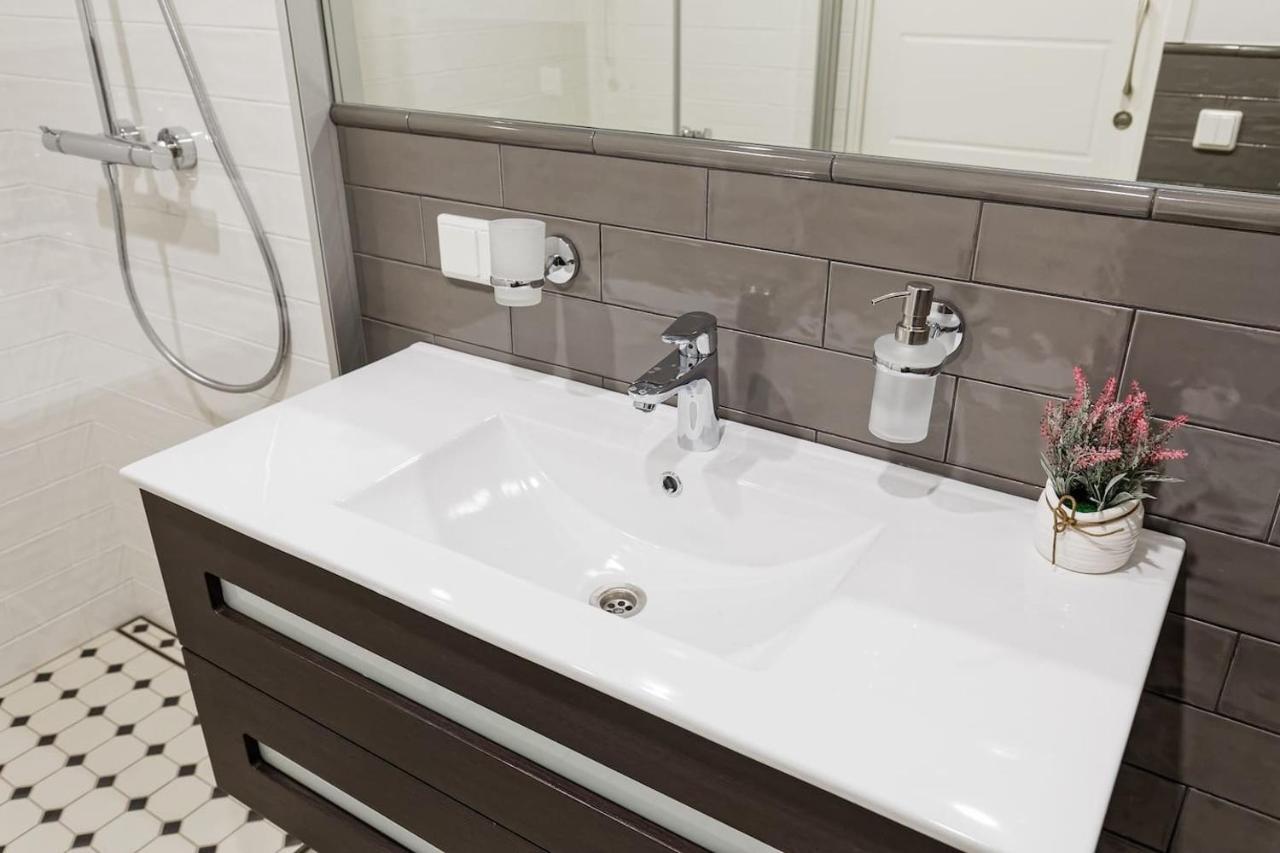 Central Apartments, Quiet With Free Parking And Ac. Tallinn Eksteriør billede
